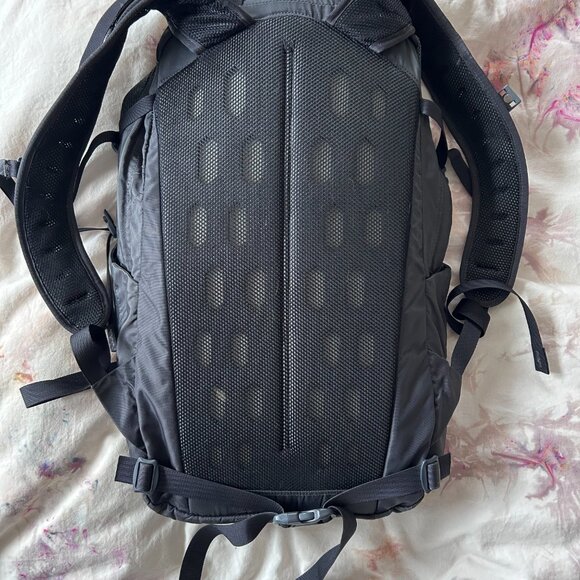 Gregory Inertia 20 Unisex Hiking Backpack - Black / Grey - Picture 2 of 7